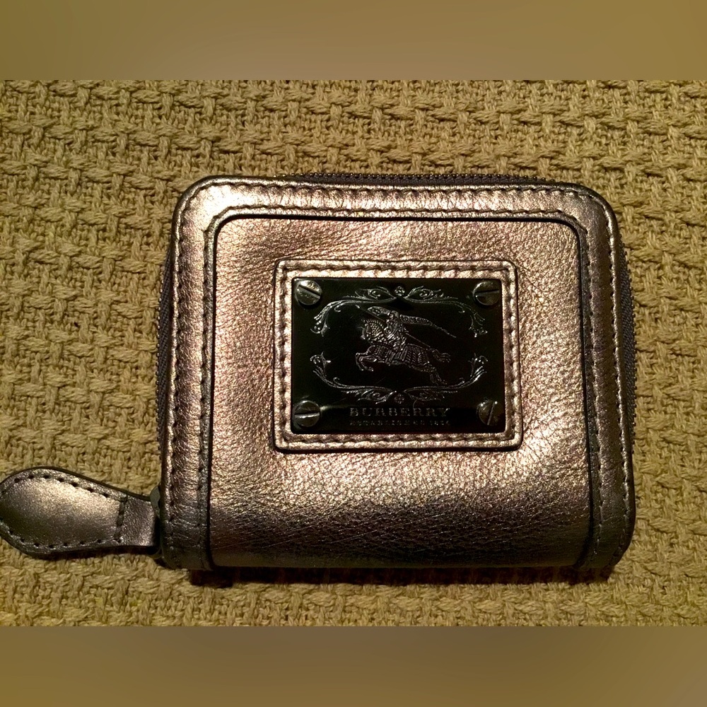 AUTHENTIC BURBERRY COMPACT WALLET IN GOOD PRE-LOVED CONDITION. ONLY $138.00.🔥🔥